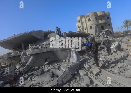 Rafah, Palästinensische Gebiete. Dezember 2023. Palästinenser untersuchen Trümmer zerstörter Gebäude nach dem israelischen Bombardement. Quelle: Mohammed Talatene/dpa/Alamy Live News Stockfoto