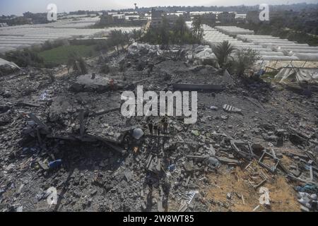 Rafah, Palästinensische Gebiete. Dezember 2023. Palästinenser untersuchen Trümmer zerstörter Gebäude nach dem israelischen Bombardement. Quelle: Mohammed Talatene/dpa/Alamy Live News Stockfoto