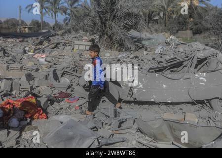 Rafah, Palästinensische Gebiete. Dezember 2023. Ein palästinensisches Kind inspiziert Trümmer zerstörter Gebäude nach israelischen Bombardements. Quelle: Mohammed Talatene/dpa/Alamy Live News Stockfoto