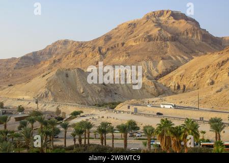 7. November 2022, Ein Blick in die karge Wildnis im Gebiet von Qumran nahe dem Toten Meer in Israel. Im sanften Licht der Abendsonne von einem Hote genommen Stockfoto