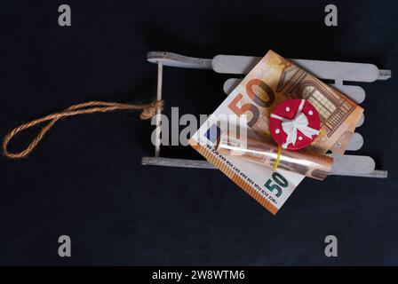 Weihnachten GER, 20231222, Weihnachten, Symbolbild mit Schlitten, Bargeld ist ein häufiges Weihnachtsgeschenk *** Weihnachten GER, 20231222, Weihnachten, symbolisches Bild mit Schlitten, Bargeld ist ein häufiges Weihnachtsgeschenk Stockfoto