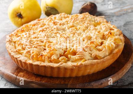 Herbstlich duftende Quittenkuchen aus Quittenkuchen aus Nahaufnahme auf einem Holzbrett auf dem Tisch. Horizontal Stockfoto
