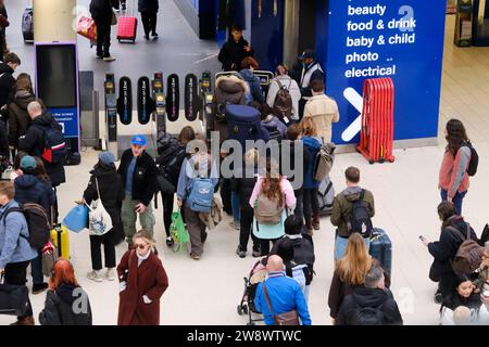 Waterloo Station, London, Großbritannien. Dezember 2023. Weihnachtsreisende am Bahnhof Waterloo. Quelle: Matthew Chattle/Alamy Live News Stockfoto