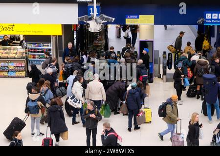 Waterloo Station, London, Großbritannien. Dezember 2023. Weihnachtsreisende am Bahnhof Waterloo. Quelle: Matthew Chattle/Alamy Live News Stockfoto