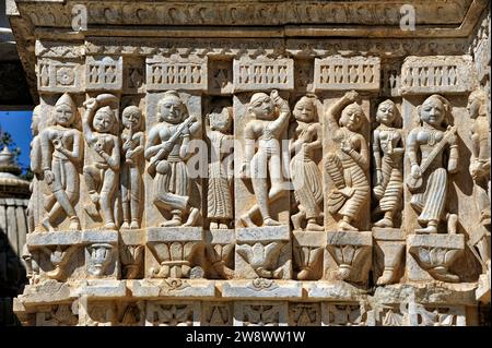 Detailschnitzerei von Tänzerinnen Jagdish Tempel von vishnu in udaipur rajasthan indien Stockfoto