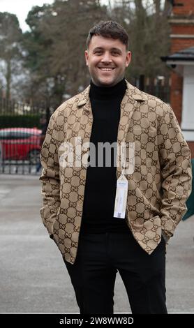 Ascot, Berkshire, Großbritannien. Dezember 2023. Racegoer kommen an einem kühlen und windigen Tag zum Howden Christmas Racing Wochenende auf der Ascot Racecourse in Berkshire an. Quelle: Maureen McLean/Alamy Live News Stockfoto