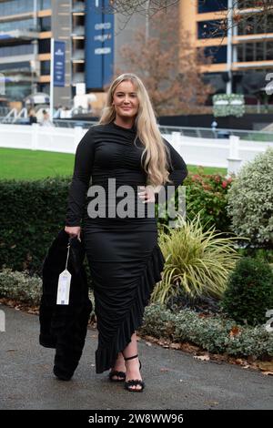 Ascot, Berkshire, Großbritannien. Dezember 2023. Racegoer kommen an einem kühlen und windigen Tag zum Howden Christmas Racing Wochenende auf der Ascot Racecourse in Berkshire an. Quelle: Maureen McLean/Alamy Live News Stockfoto