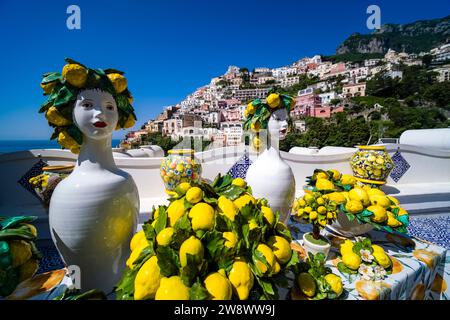 In Positano an der Amalfiküste auf einem Hügel mit Blick auf das Mittelmeer werden farbenfrohe Keramikkunstwerke verkauft. Stockfoto