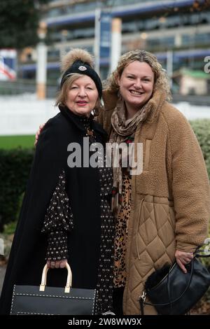 Ascot, Berkshire, Großbritannien. Dezember 2023. Racegoer kommen an einem kühlen und windigen Tag zum Howden Christmas Racing Wochenende auf der Ascot Racecourse in Berkshire an. Quelle: Maureen McLean/Alamy Live News Stockfoto