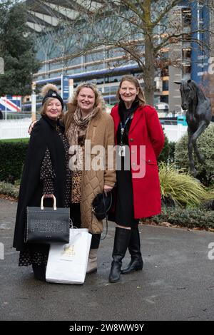 Ascot, Berkshire, Großbritannien. Dezember 2023. Racegoer kommen an einem kühlen und windigen Tag zum Howden Christmas Racing Wochenende auf der Ascot Racecourse in Berkshire an. Quelle: Maureen McLean/Alamy Live News Stockfoto