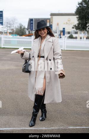 Ascot, Berkshire, Großbritannien. Dezember 2023. Racegoer kommen an einem kühlen und windigen Tag zum Howden Christmas Racing Wochenende auf der Ascot Racecourse in Berkshire an. Quelle: Maureen McLean/Alamy Live News Stockfoto