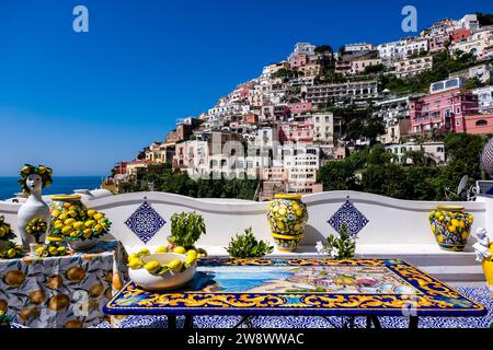 In Positano an der Amalfiküste auf einem Hügel mit Blick auf das Mittelmeer werden farbenfrohe Keramikkunstwerke verkauft. Stockfoto