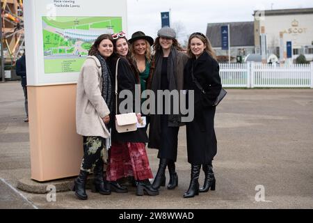 Ascot, Berkshire, Großbritannien. Dezember 2023. Racegoer kommen an einem kühlen und windigen Tag zum Howden Christmas Racing Wochenende auf der Ascot Racecourse in Berkshire an. Quelle: Maureen McLean/Alamy Live News Stockfoto