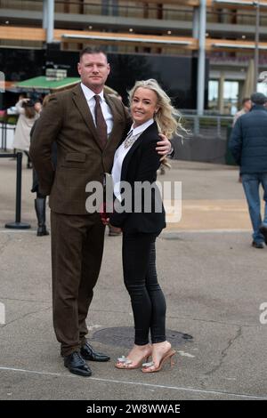 Ascot, Berkshire, Großbritannien. Dezember 2023. Racegoer kommen an einem kühlen und windigen Tag zum Howden Christmas Racing Wochenende auf der Ascot Racecourse in Berkshire an. Quelle: Maureen McLean/Alamy Live News Stockfoto