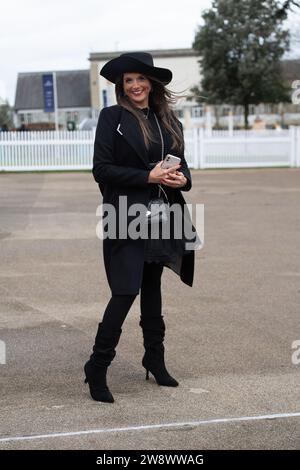 Ascot, Berkshire, Großbritannien. Dezember 2023. Racegoer kommen an einem kühlen und windigen Tag zum Howden Christmas Racing Wochenende auf der Ascot Racecourse in Berkshire an. Quelle: Maureen McLean/Alamy Live News Stockfoto