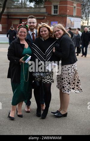 Ascot, Berkshire, Großbritannien. Dezember 2023. Racegoer kommen an einem kühlen und windigen Tag zum Howden Christmas Racing Wochenende auf der Ascot Racecourse in Berkshire an. Quelle: Maureen McLean/Alamy Live News Stockfoto