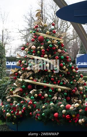 Ascot, Berkshire, Großbritannien. Dezember 2023. Ein hübscher Weihnachtsbaum auf der Ascot Racecourse in Berkshire beim Howden Christmas Racing Weekend. Quelle: Maureen McLean/Alamy Live News Stockfoto