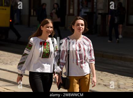 Lviv, Ukraine - 19. Mai 2022: Mädchen mit der traditionellen ukrainischen Stickbluse Vyschyvanka, spazieren in Lwiw am Tag der Wyschyvanka. Stockfoto