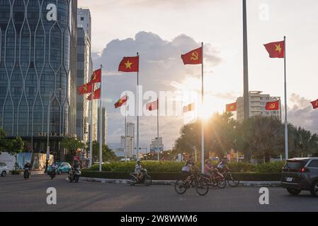 Da Nang, Vietnam - 4. Oktober 2023: Ein Kreisverkehr an der Kreuzung von Vo Van Kiet und Vo Nguyen Giap, verziert mit Flaggen. Stockfoto