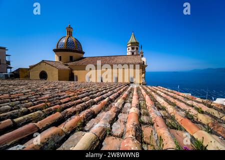 Die Kirche des Heiligen Januarius, Chiesa Parrocchiale di San Gennaro in Prajano an der Amalfiküste. Stockfoto