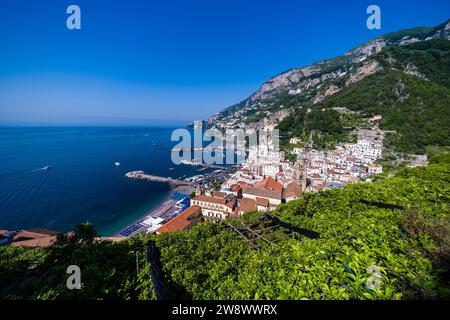 Aus der Vogelperspektive auf die Stadt Amalfi an der Amalfiküste, die an der Küste in einem Tal liegt, das zum Mittelmeer führt. Stockfoto