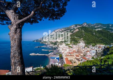 Aus der Vogelperspektive auf die Stadt Amalfi an der Amalfiküste, die an der Küste in einem Tal liegt, das zum Mittelmeer führt. Stockfoto