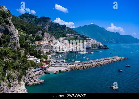 Hafen und Häuser der Stadt Amalfi an der Amalfiküste, die an der Küste in einem Tal liegt, das zum Mittelmeer führt. Stockfoto