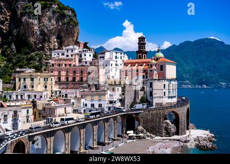 Häuser der Stadt Atrani an der Amalfiküste, die an der Küste in einem Tal liegt, das zum Mittelmeer führt. Stockfoto
