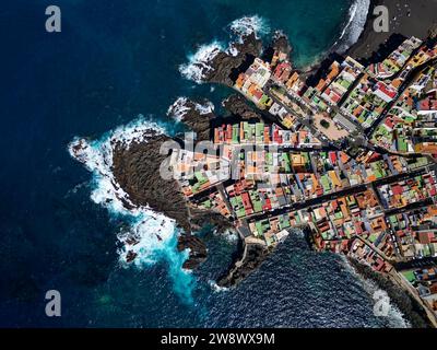 Luftaufnahme von Punta Brava auf Teneriffa, Kanarische Insel, Spanien. Farbenfrohe Häuser und schwarze Lavasteine in einem kleinen Fischerdorf. Stockfoto