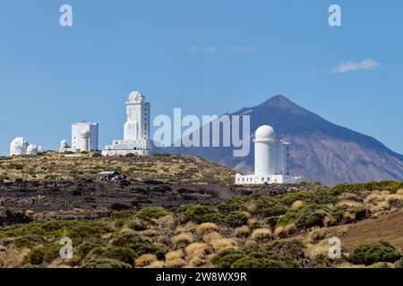 Blick auf das Teide Observatorium auf Teneriffa, Kanarische Inseln, Spanien. Astrophysik im Teide-Nationalpark. Stockfoto