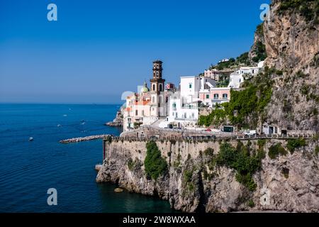 Häuser und die Kirche Collegiata di Santa Maria Maddalena der Stadt Atrani an der Amalfiküste, auf einer Felsenklippe mit Blick auf das Mediterr Stockfoto