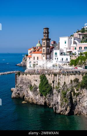 Häuser und die Kirche Collegiata di Santa Maria Maddalena der Stadt Atrani an der Amalfiküste, auf einer Felsenklippe mit Blick auf das Mediterr Stockfoto