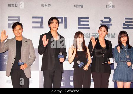 Lee Byung-Hun, Park Seo-Jun, Park Bo-Young, Kim Sun-Young und Park Ji-Hu, 8. August 2023 : die Darsteller (L-R) Lee Byung-Hun, Park Seo-Jun, Park Bo-Young, Kim Sun-Young und Park Ji-Hu posieren bei einem Fotogespräch vor der VIP-Vorschau des südkoreanischen Films „Concrete Utopia“ in einem Theater in Seoul, Südkorea. Der Katastrophenthriller „Concrete Utopia“ dreht sich um die Bewohner des einzigen Wohngebäudes, das ein katastrophales Erdbeben in Seoul überlebt hat. Quelle: Lee Jae-won/AFLO/Alamy Live News Stockfoto