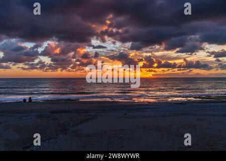 Farbenfroher Sonnenuntergang über dem Ozean in Antalya Stockfoto