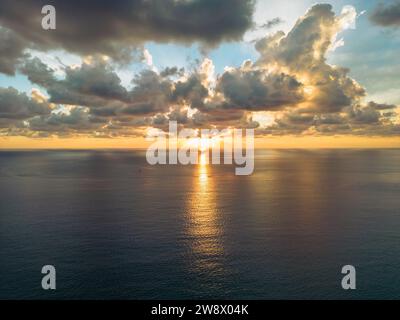 Aus der Vogelperspektive auf das Meer bei Sonnenuntergang Stockfoto