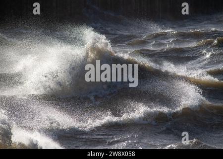 22. Dezember 2023, Mecklenburg-Vorpommern, Altefähr: Wellen brechen am Strand von Altefähr auf der Insel Rügen. Der Deutsche Wetterdienst warnte bis Freitag vor Sturmwinden – vor allem an der Küste westlich von Rostock bis Vorpommern. Foto: Stefan sauer/dpa Stockfoto