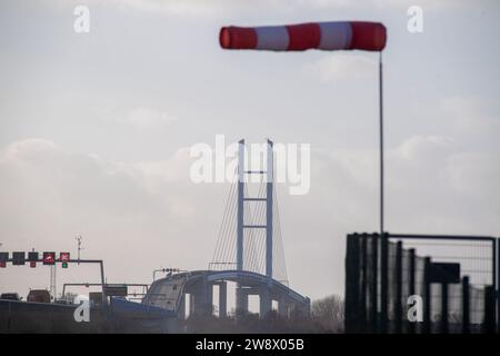 22. Dezember 2023, Mecklenburg-Vorpommern, Altefähr: Wegen des stürmischen Wetters sollten leere LKW und Wohnwagen die Rügenbrücke zwischen Stralsund und Rügen nicht überqueren. Stattdessen sollten sie über den unteren Rügendamm fahren. Elektronische Anzeigen vor der Zufahrtsstraße wiesen die Fahrer am Freitagnachmittag an, geeignete Ausweichmaßnahmen zu ergreifen. Der Deutsche Wetterdienst warnte bis Freitag vor Sturmwinden – vor allem an der Küste westlich von Rostock bis Vorpommern. Foto: Stefan sauer/dpa Stockfoto
