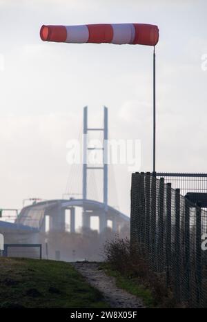 22. Dezember 2023, Mecklenburg-Vorpommern, Altefähr: Wegen des stürmischen Wetters sollten leere LKW und Wohnwagen die Rügenbrücke zwischen Stralsund und Rügen nicht überqueren. Stattdessen sollten sie über den unteren Rügendamm fahren. Elektronische Anzeigen vor der Zufahrtsstraße wiesen die Fahrer am Freitagnachmittag an, geeignete Ausweichmaßnahmen zu ergreifen. Der Deutsche Wetterdienst warnte bis Freitag vor Sturmwinden – vor allem an der Küste westlich von Rostock bis Vorpommern. Foto: Stefan sauer/dpa Stockfoto