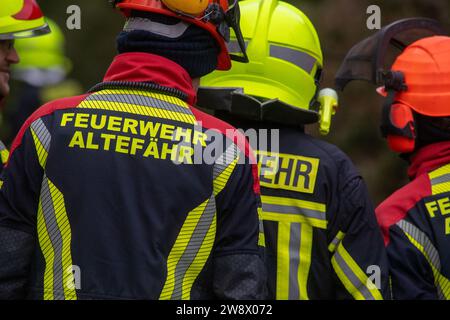 22. Dezember 2023, Mecklenburg-Vorpommern, Altefähr: Feuerwehrleute der Freiwilligen Feuerwehren Stralsund und Altefähr räumen einen gefallenen Baum in Gustrowerhöfen bei Altefähr. Allein im Landkreis Vorpommern-Rügen musste die Feuerwehr aufgrund von Sturmschäden auf Dutzende von Ausrufen reagieren. Der Deutsche Wetterdienst warnte bis Freitag vor Sturmwinden – vor allem an der Küste westlich von Rostock bis Vorpommern. Foto: Stefan sauer/dpa Stockfoto