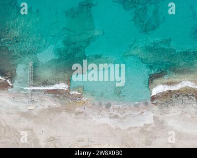 Luftaufnahme von einem Sandstrand und türkisfarbenem Meer Stockfoto