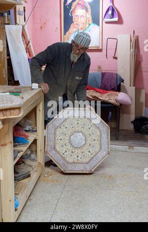 Ein einheimischer älterer Handwerker stellt in Essaouira, Marokko, handwerkliche Holzarbeiten aus. Dezember 2023 Stockfoto