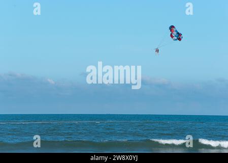 Da Nang, Vietnam - 5. Oktober 2023: Zwei Personen fliegen über das Meer. Stockfoto