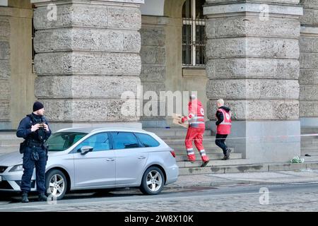 Prag, Tschechische Republik. Dezember 2023. Vor dem Gebäude der Kunstfakultät der Karls-Universität in Prag, Tschechien, wird ein Polizeibeamter gesehen, der am 22. Dezember 2023 errichtet wurde. Der tschechische Premierminister Petr Fiala kündigte am Donnerstag an, dass die Regierung den 23. Dezember als nationalen Trauertag bezeichnet hat, nachdem ein 24-jähriger Student 14 Menschen erschossen und getötet hatte, wobei 25 weitere verletzt wurden, bevor er sich möglicherweise selbst umgebracht hat, so die örtliche Polizei. Quelle: Deng Yaomin/Xinhua/Alamy Live News Stockfoto