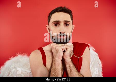 Porträt eines frustrierten bärtigen Mannes, der als Amulett gekleidet ist und in die Kamera blickt Stockfoto