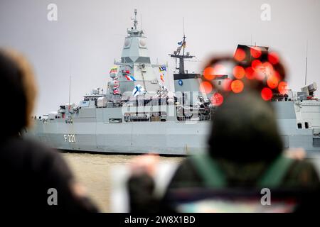 Wilhelmshaven, Deutschland. Dezember 2023. Besatzungsmitglieder mit Weihnachtsmützen stehen an Bord der Fregatte „Hessen“, während das Schiff in den Hafen am Marinestützpunkt einfährt. Mit rund 230 Soldaten und Frauen an Bord kehrte die Fregatte kurz vor Weihnachten in ihren Heimathafen zurück. In den letzten fünf Monaten hatte das Schiff an drei großen Manövern und zahlreichen Übungen in der Nord-, Ostsee- und Nordatlantik teilgenommen. Quelle: Hauke-Christian Dittrich/dpa/Alamy Live News Stockfoto