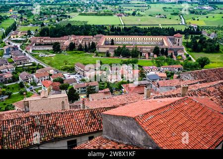 Blick aus der Vogelperspektive auf Padula Charterhouse, Certosa di Padula, das größte Kartäuserkloster Italiens, im Val di Tanagro Tal. Stockfoto