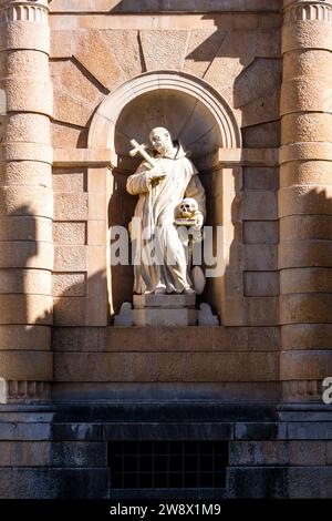 Skulptur eines Mönchs am Eingang zum Charterhaus von Padula, Certosa di Padula, dem größten Kartäuserkloster Italiens. Stockfoto