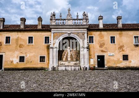 Architektonische Details des Charterhauses von Padula, Certosa di Padula, dem größten Kartäuserkloster in Italien. Stockfoto