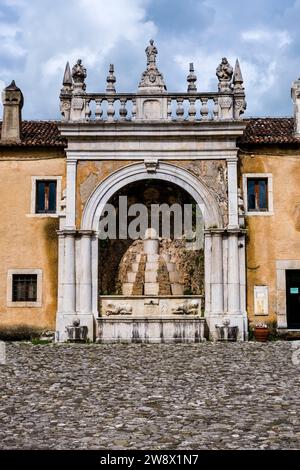 Architektonische Details des Charterhauses von Padula, Certosa di Padula, dem größten Kartäuserkloster in Italien. Stockfoto