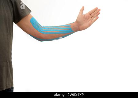 Ellenbogenfraktur mit Klebeband am Arm eines Mannes Stockfoto